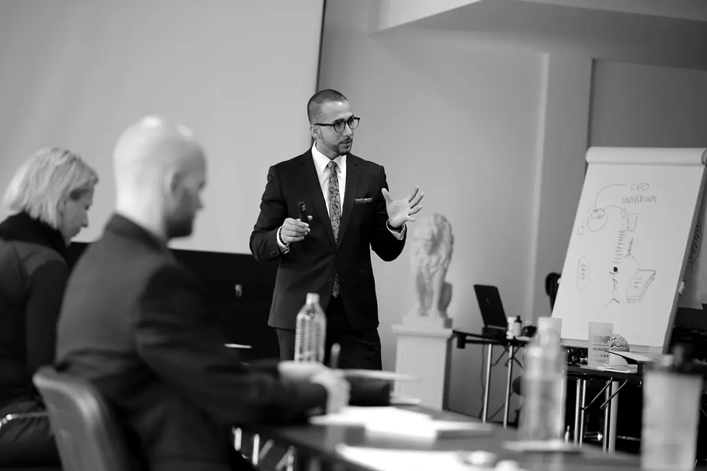 Birol Isik auf der Bühne bei einem Vortrag zu Mindset und Führung