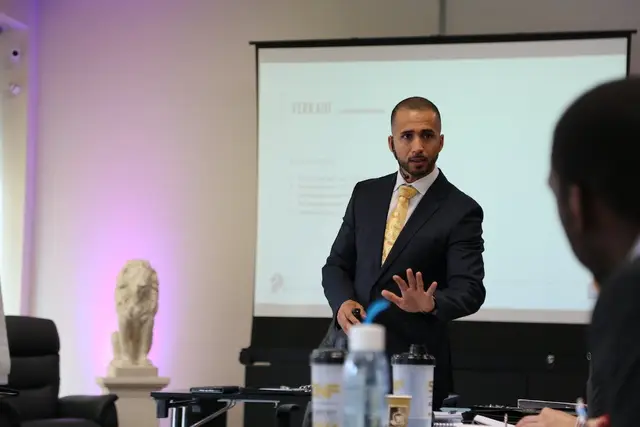 Birol Isik erklärt am Flipchart während eines Vortrags
