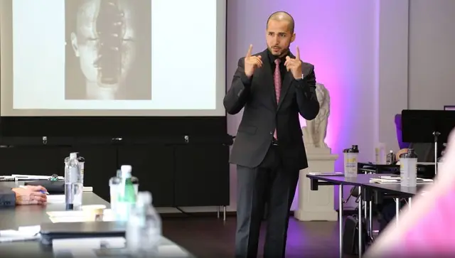 Birol Isik erklärt am Flipchart während eines Vortrags