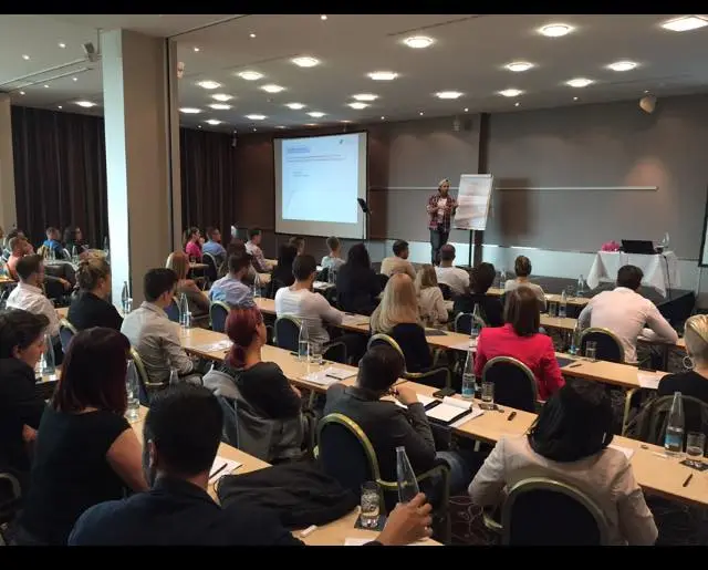 Teilnehmende bei einem Seminar von Birol Isik