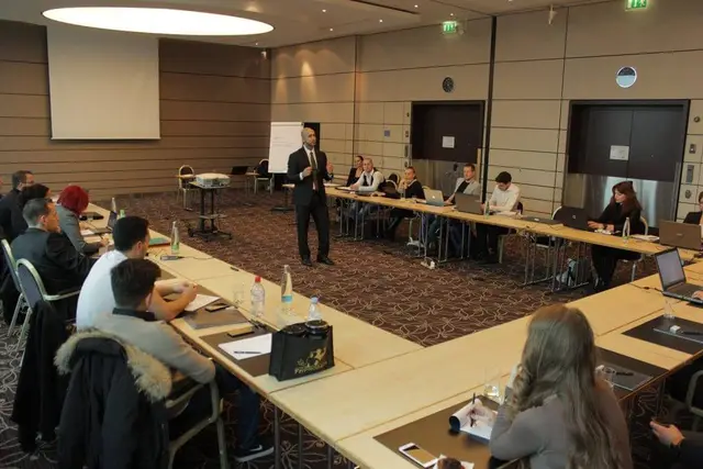 Birol Isik leitet ein Seminar in der Schweiz