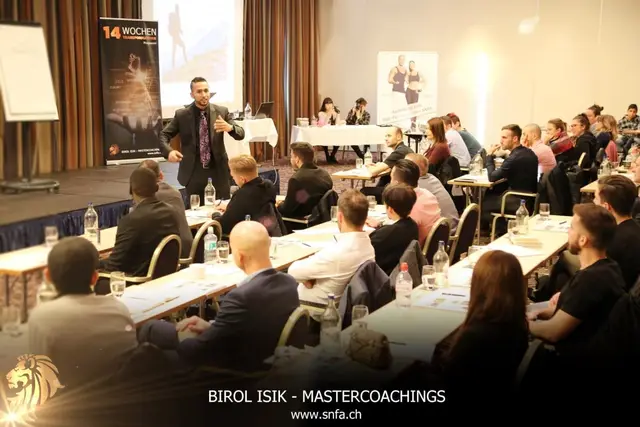 Teilnehmende bei einem Seminar von Birol Isik