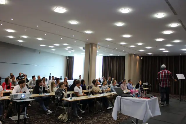 Teilnehmende bei einem Seminar von Birol Isik