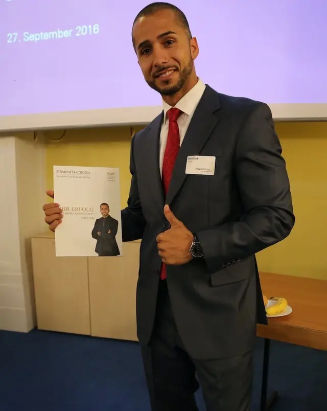 Birol Isik mit Teilnehmenden und Weggefährten