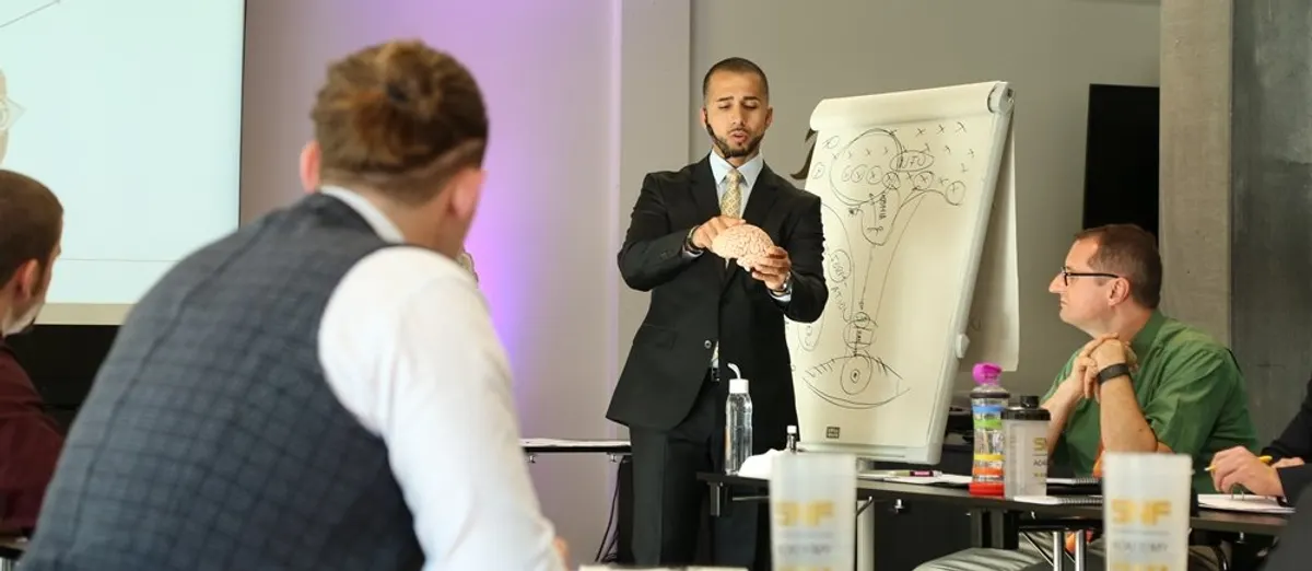 Birol Isik erklärt im Seminar an einem Flipchart