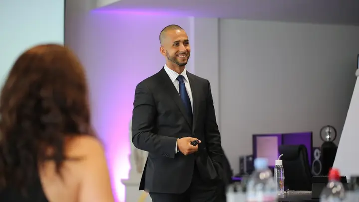 Birol Isik führt als Coach selbstsicher durch ein Seminar für Führungskräfte
