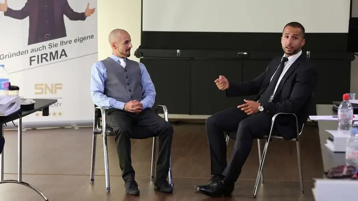 Birol Isik im Coaching-Gespräch mit einem Klienten, der sich mit Belastungen auseinandersetzt