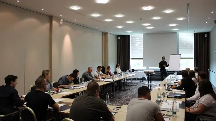 Seminarraum mit Teilnehmenden eines Workshops zu mentaler Gesundheit im Unternehmen